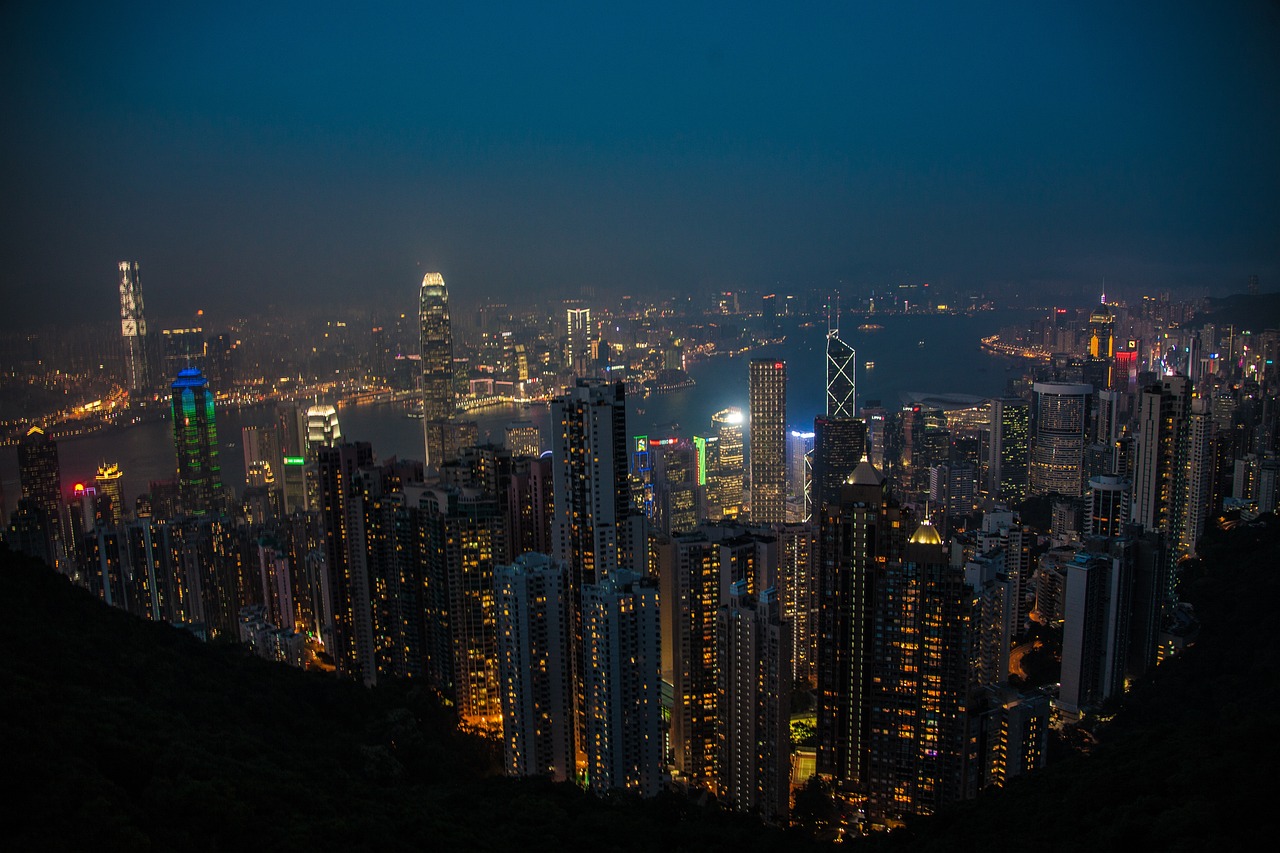 香港特区政府总部遭泼漆事件，官方严厉谴责，法治不容侵犯